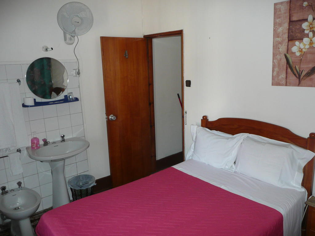 Quarto Triplo com Casa de Banho Partilhada